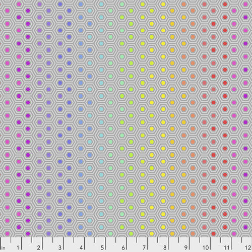 Hexy Rainbow in farven dove fra kollektionen True Colors af Tula Pink