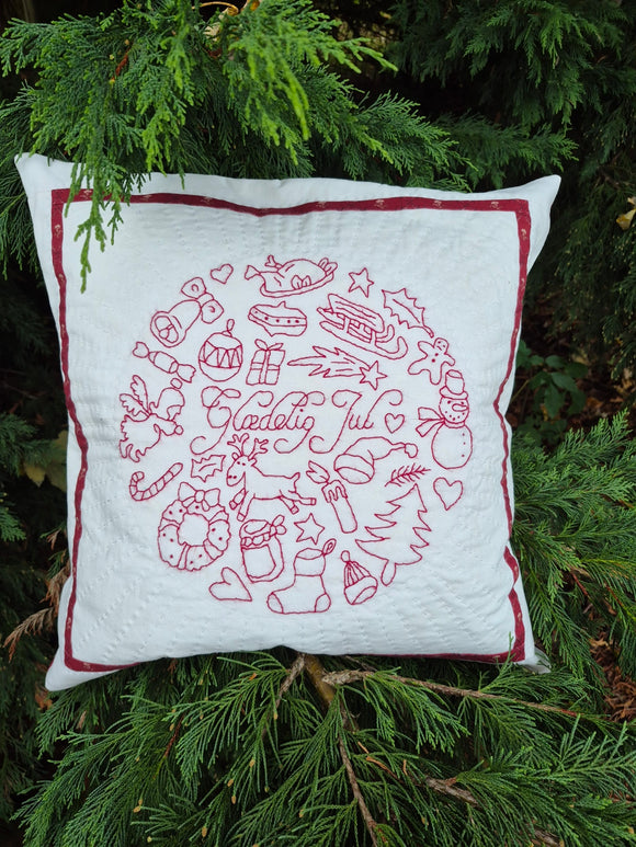 Julepude med broderi af Bettina Herskind