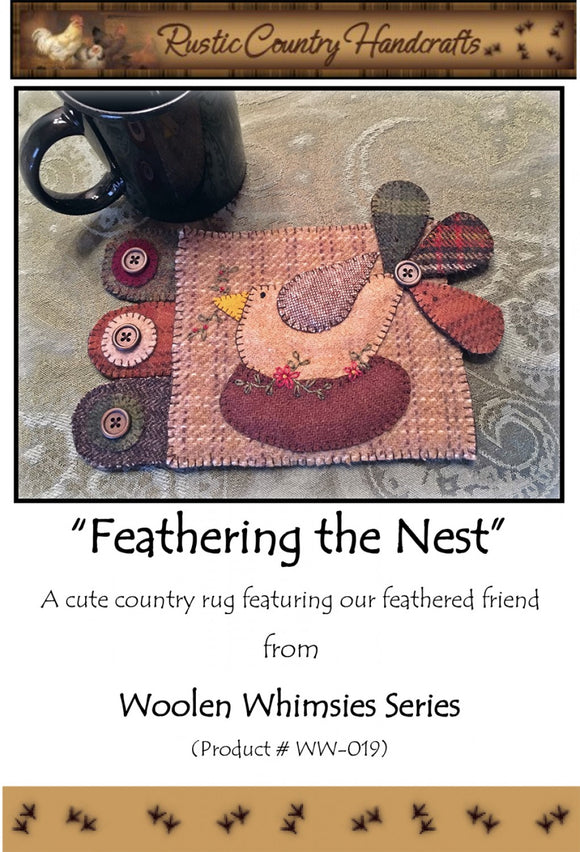 Feathering the Nest mug rug med uldapplikation af Rebecca Baer